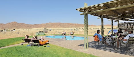 Piscine extérieure, chaises longues