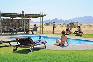 Outdoor pool, sun loungers - Sossus Oasis Camp Site (Sesriem)