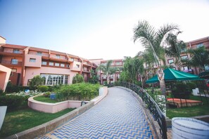 Frühstück, Mittagessen, internationale Küche, Blick auf den Pool 