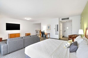 Suite, 1 King Bed, Non Smoking | Premium bedding, desk, laptop workspace, soundproofing - Hotel Le Victorin, Ascend Hotel Collection (Victoriaville)