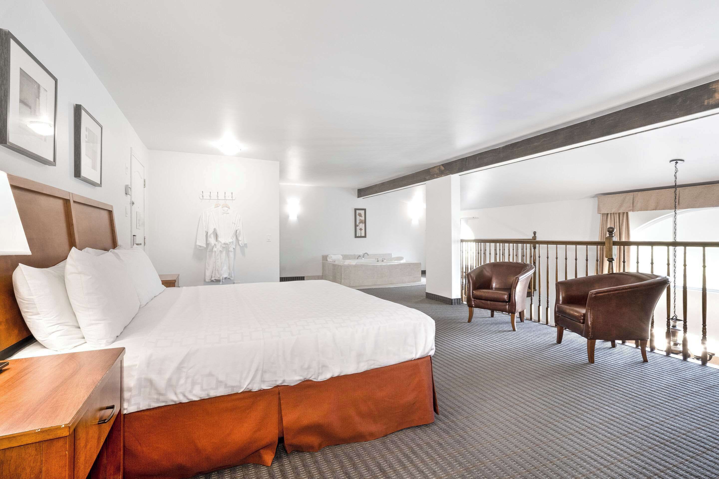 1 bedroom, premium bedding, desk, laptop workspace