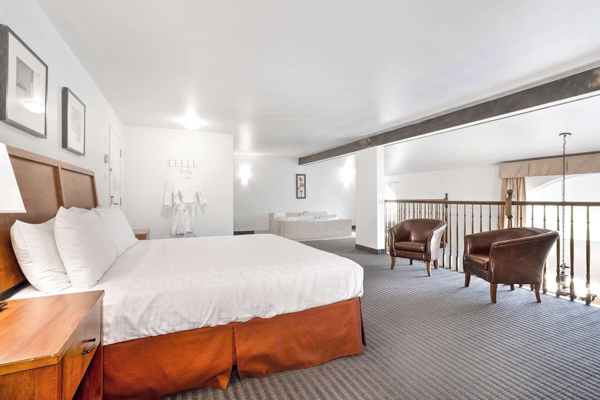 1 bedroom, premium bedding, desk, laptop workspace