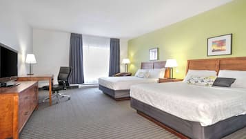 Habitación estándar, 2 camas Queen size, para no fumadores | Ropa de cama de alta calidad y escritorio