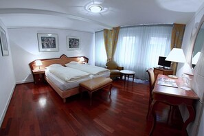 Minibar, in-room safe, individually decorated, cribs/infant beds - Weisser Bock (Heidelberg)