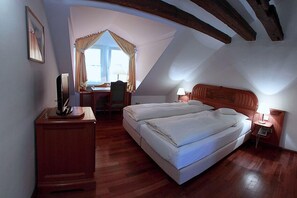 Minibar, in-room safe, individually decorated, cribs/infant beds - Weisser Bock (Heidelberg)