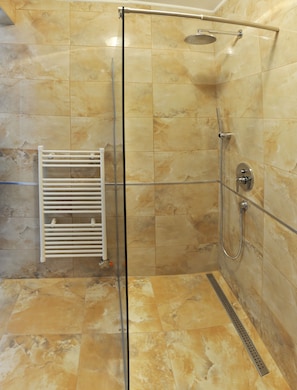 Classic Double Room | Bathroom | Shower, free toiletries, hair dryer, slippers