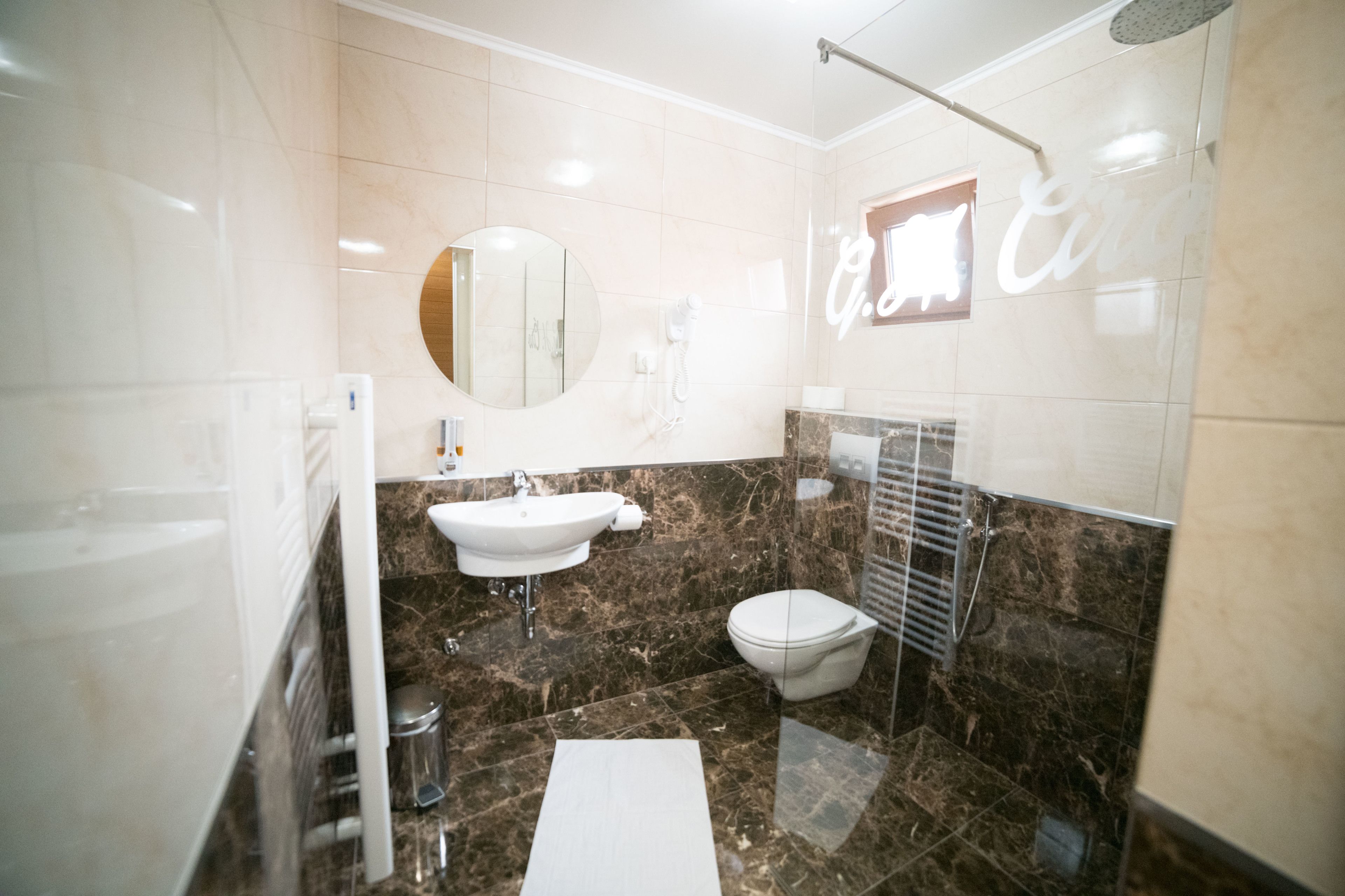 Classic Double Room | Bathroom | Shower, free toiletries, hair dryer, slippers