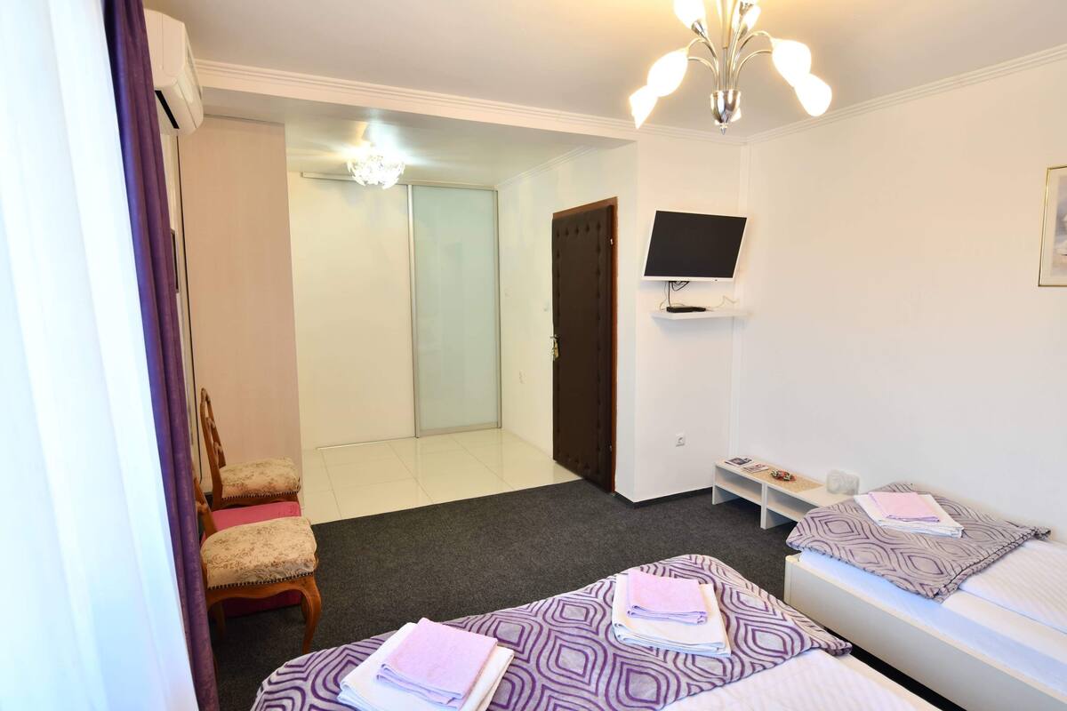 Classic Room - 3 beds | Hochwertige Bettwaren, Minibar, Zimmersafe, Verdunkelungsvorhänge