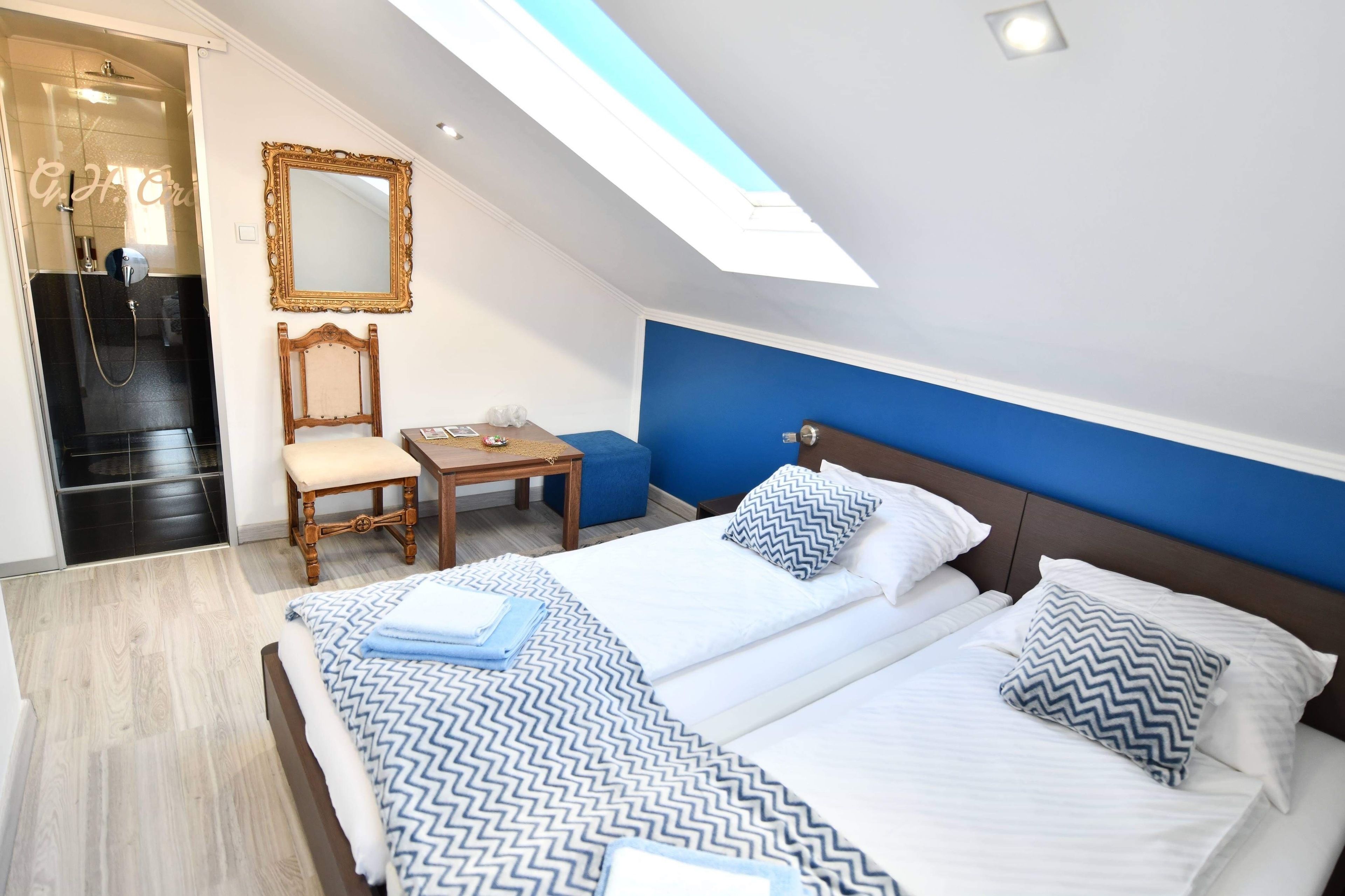 Sengetøy av topp kvalitet, minibar, safe på rommet og blendingsgardiner