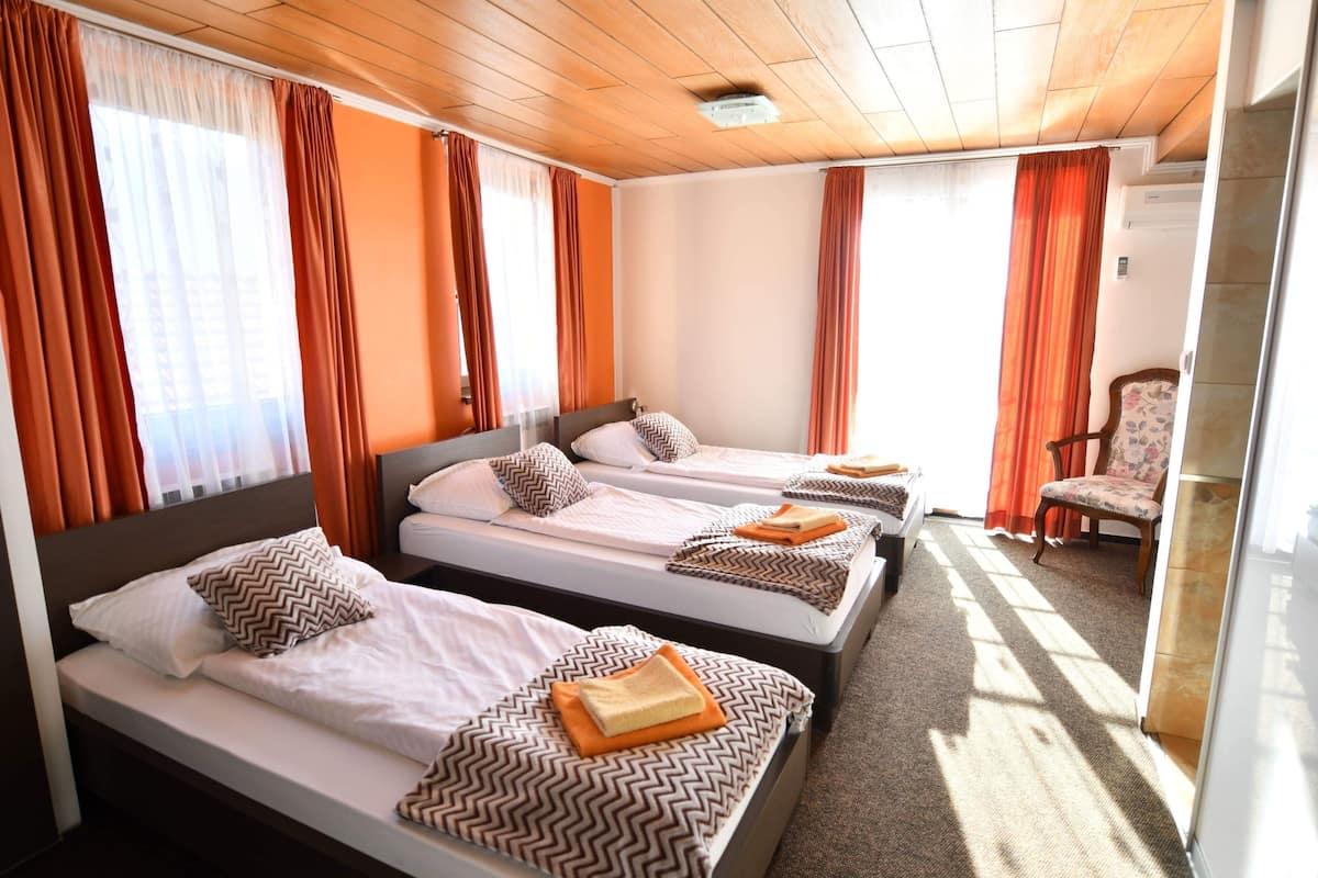 Family Room | Premium bedding, minibar, in-room safe, blackout curtains