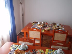 Daily continental breakfast (EUR 4 per person)