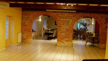 Se sirven desayunos, comidas, cenas y cocina local