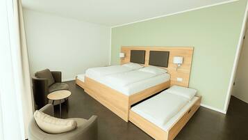 Familie vierpersoonskamer | Hypoallergeen beddengoed, een minibar, een kluis op de kamer, een bureau