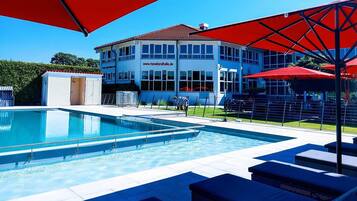 Piscina externa sazonal, espreguiçadeiras