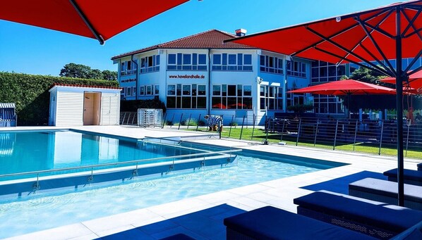 Alberca al aire libre por temporada y camastros 