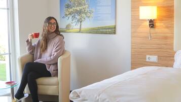 Roupas de cama antialérgicas, frigobar, cofres nos quartos, escrivaninha