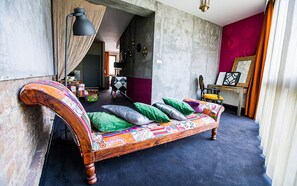 Suite – junior | Safe på rommet, skrivebord, strykejern/-brett og wi-fi (inkludert)