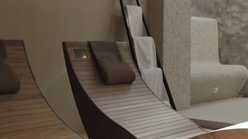 Ein moderner, minimalistischer Raum mit Holzboden, einer gebogenen Bank und einer strukturierten Wand.