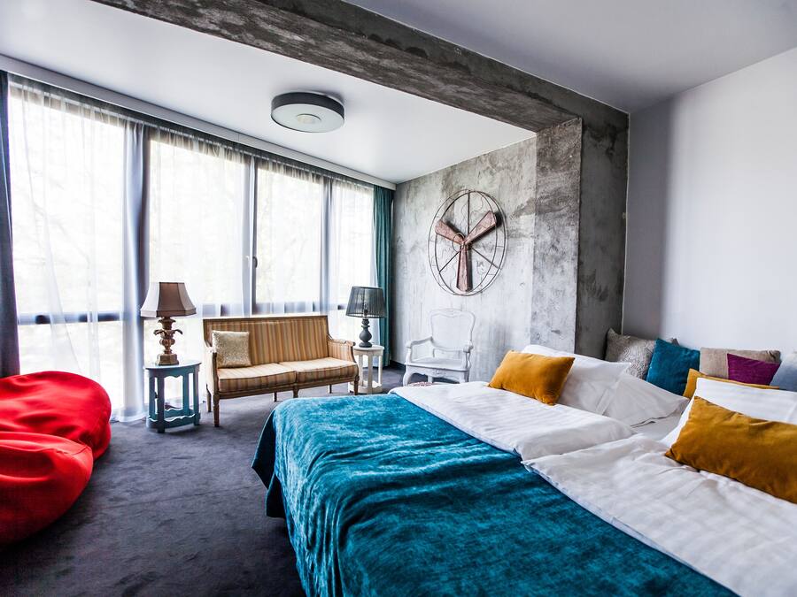 Caja de seguridad en la habitación y escritorio