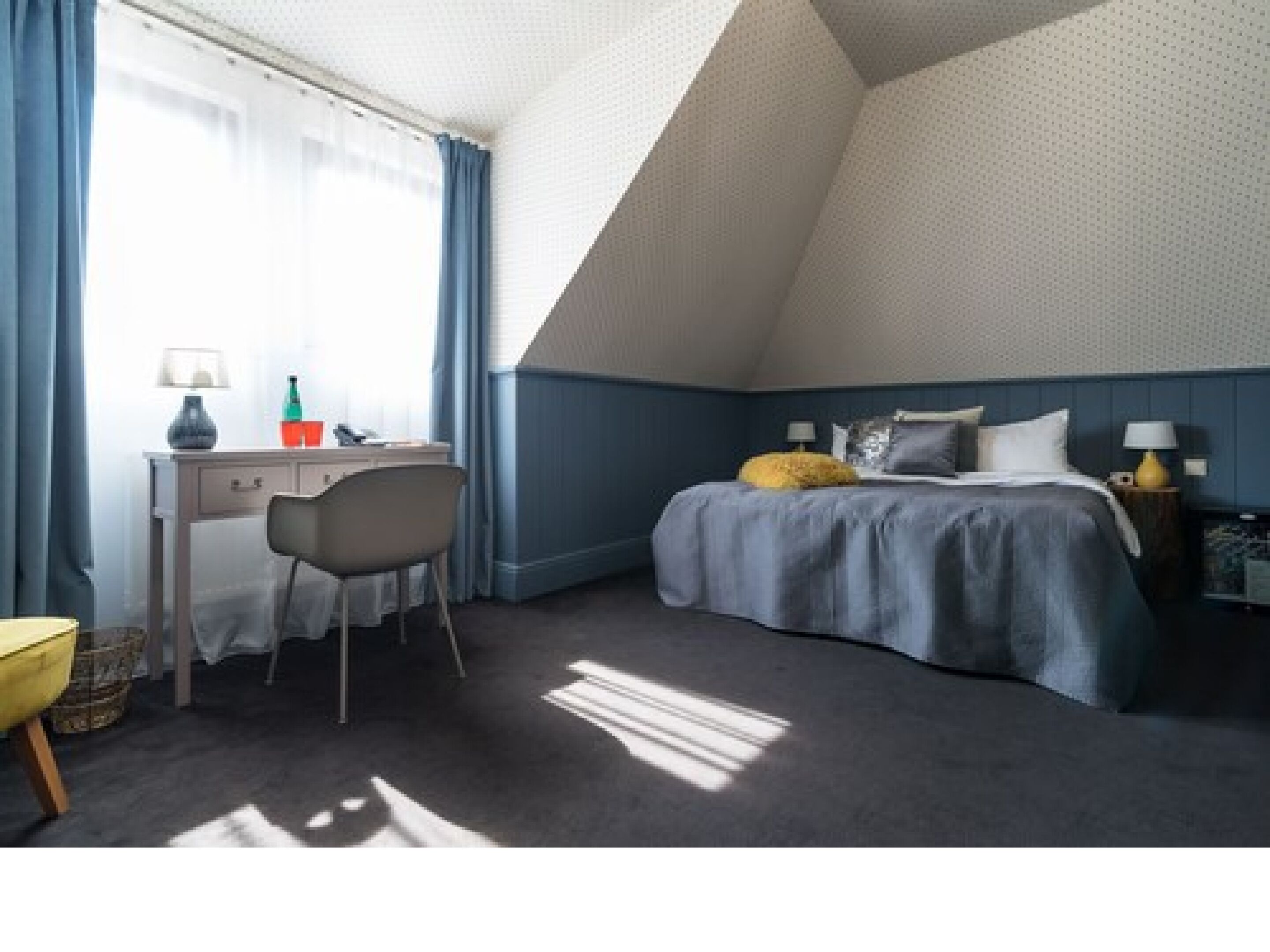 Une chambre à coucher avec un lit, un bureau et une chaise.