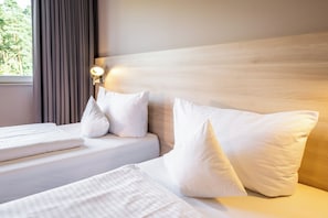 Chambre Ă©conomique avec lits jumeaux | Literie de qualitĂ©, bureau, rideaux dâobscurcissement