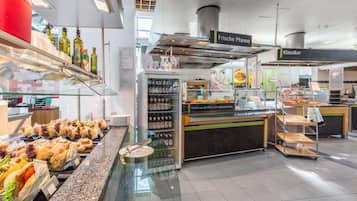 Tägliches Frühstücksbuffet (9.95 EUR pro Person)