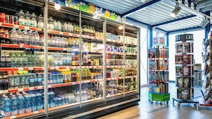 A grocery store with refrigerated shelves stocked with various beverages and a section with books and magazines. - Serways Hotel Nürnberg Feucht Ost (Schwarzenbruck)