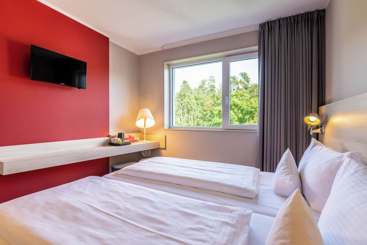 Economy Twin Room | Premium bedding, desk, blackout drapes, soundproofing