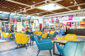 Déjeuner, dîner et souper servis sur place