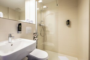 Shower, pengering rambut,  dan handuk