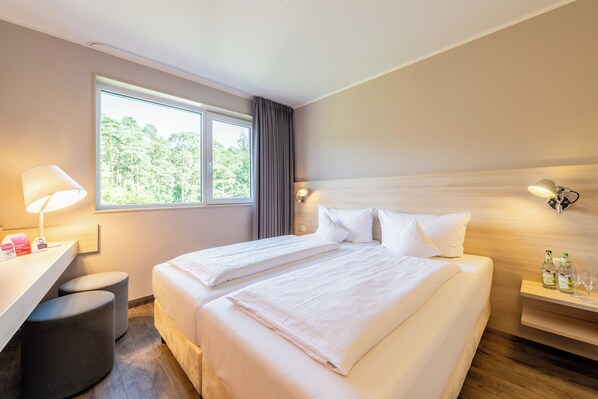 Chambre économique avec lits jumeaux | Literie de qualité, bureau, rideaux d’obscurcissement