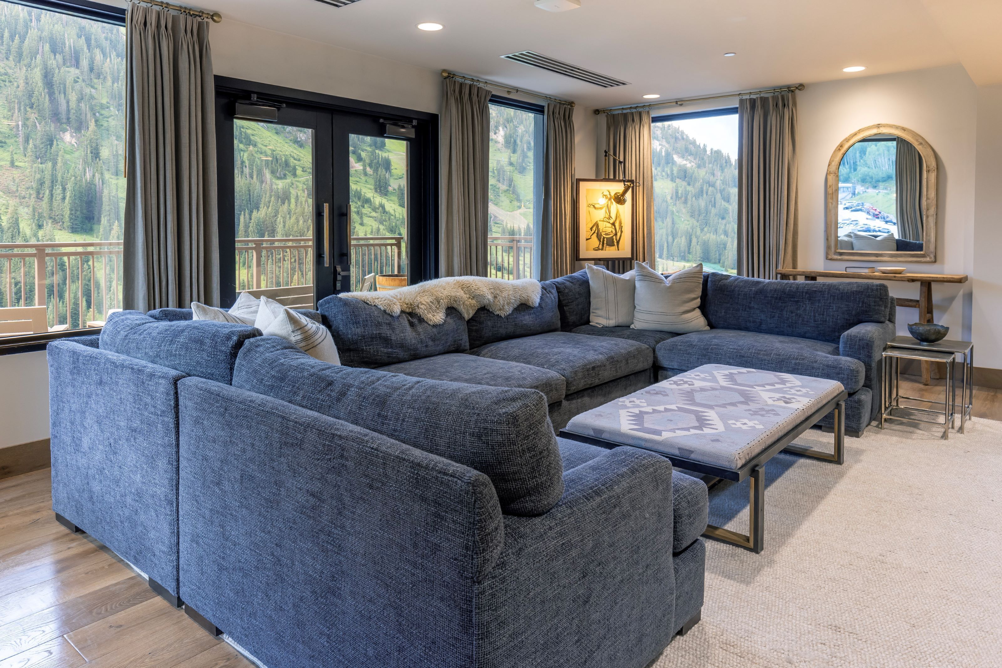 特色頂層客房 | 客廳 | 55 吋LED 電視連有線電視頻道、電視