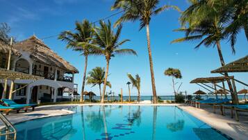 2 kolam renang outdoor, dengan payung kolam renang dan kursi berjemur