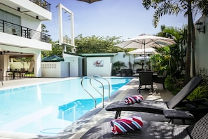 Una piscina al aire libre
