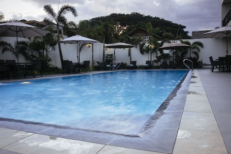 Una piscina al aire libre