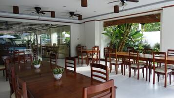 Frokost, lunsj og middag serveres