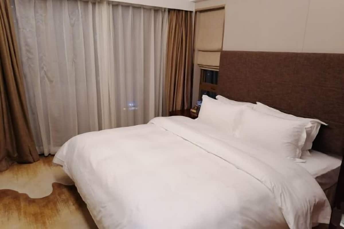 Minibar, in-room safe, desk, free WiFi