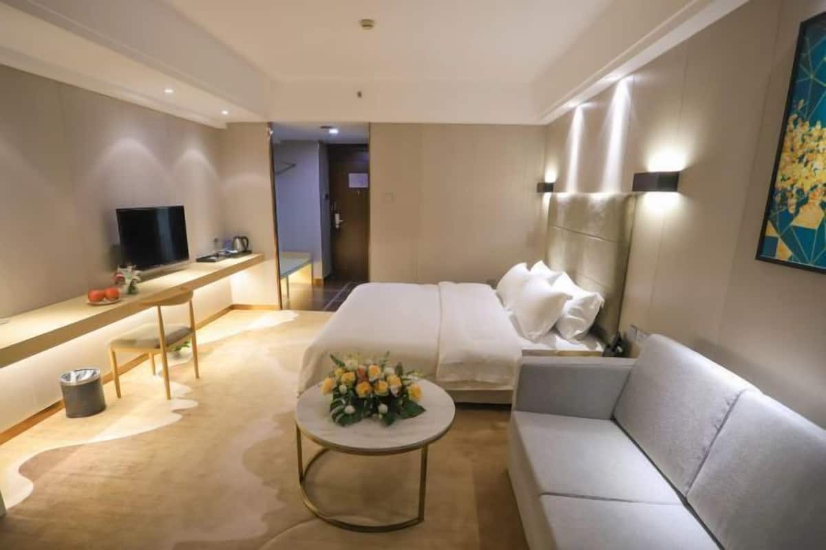 Minibar, in-room safe, desk, free WiFi