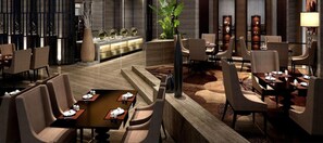 2 restaurantes; se sirve desayuno, almuerzo y cena; cocina internacional