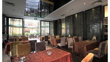 Daily buffet breakfast (CNY 38 per person)