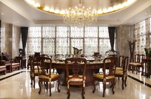 2 restaurants; breakfast, lunch, and dinner served - Proud Way Hotel Shenzhen (Shenzhen)