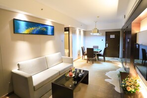 Minibar, caja fuerte, escritorio y wifi gratis