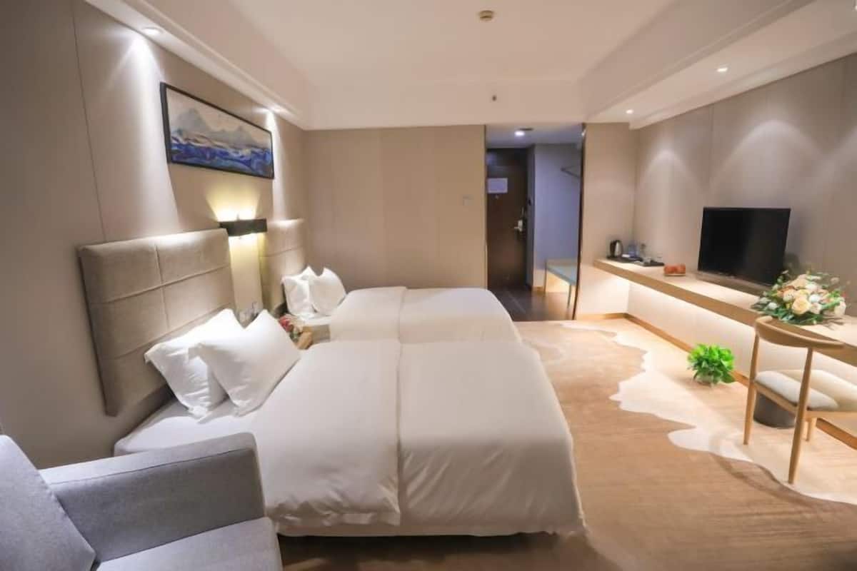 Minibar, in-room safe, desk, free WiFi