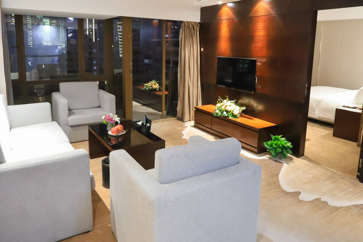 Business-suite | Minibar, safe på rommet, skrivebord og wi-fi (inkludert)