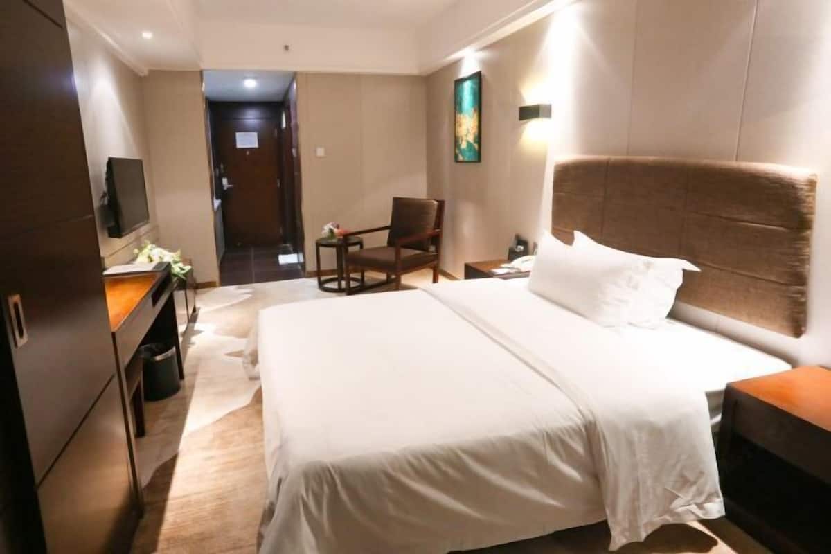 Minibar, in-room safe, desk, free WiFi