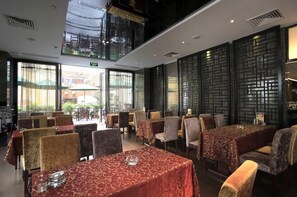 2 restaurants, breakfast, lunch, dinner served; international cuisine 