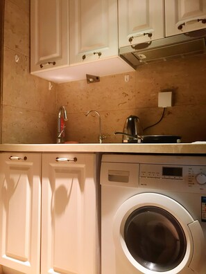 Fridge, microwave, stovetop, cookware/dishes/utensils