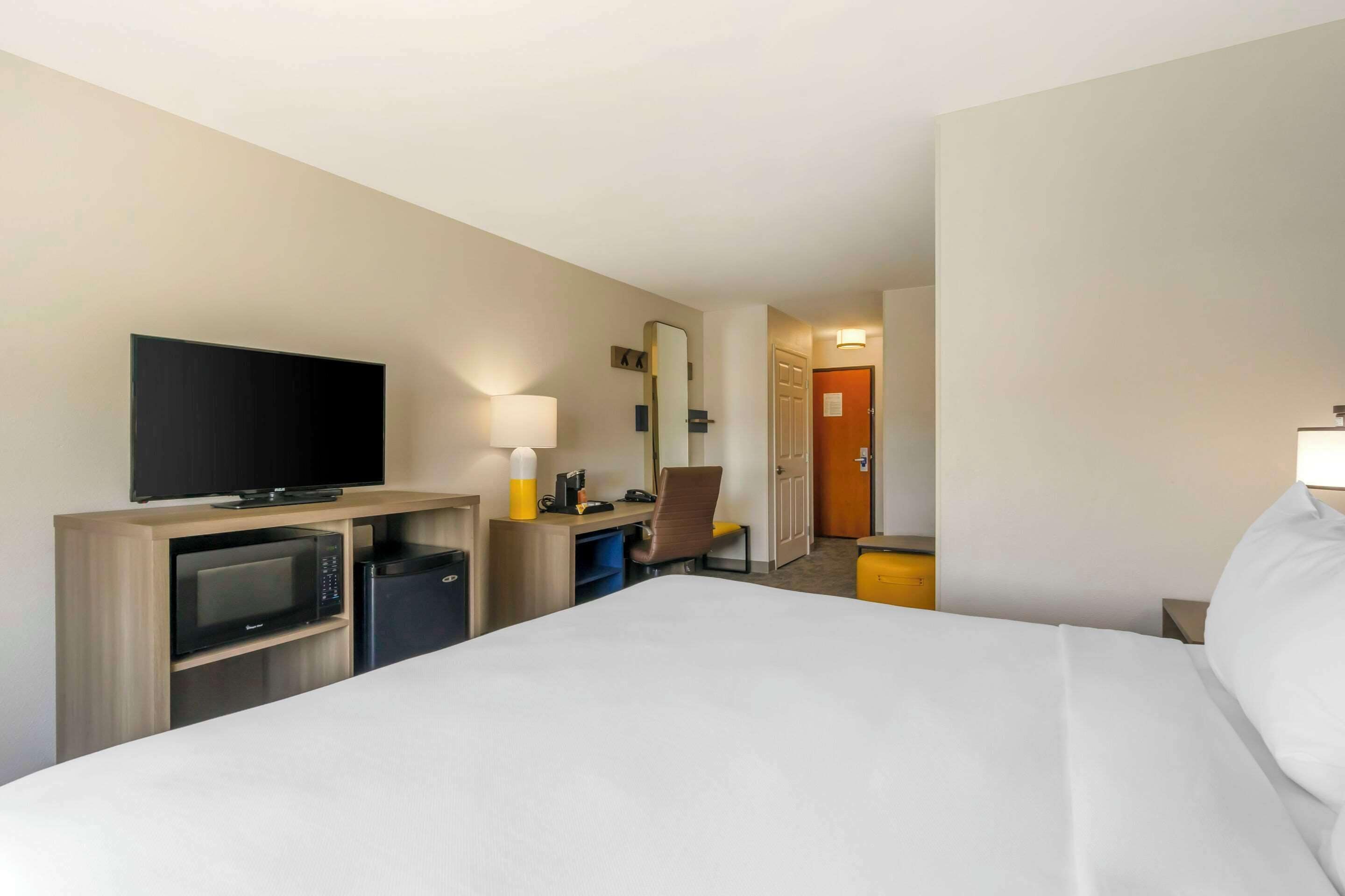 premium bedding, pillow-top beds, in-room safe, desk