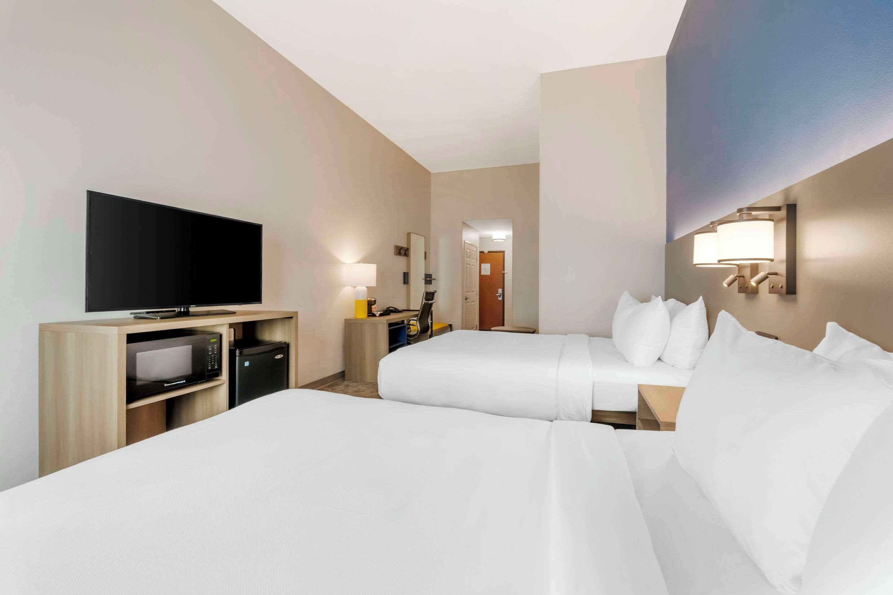 premium bedding, pillow-top beds, in-room safe, desk