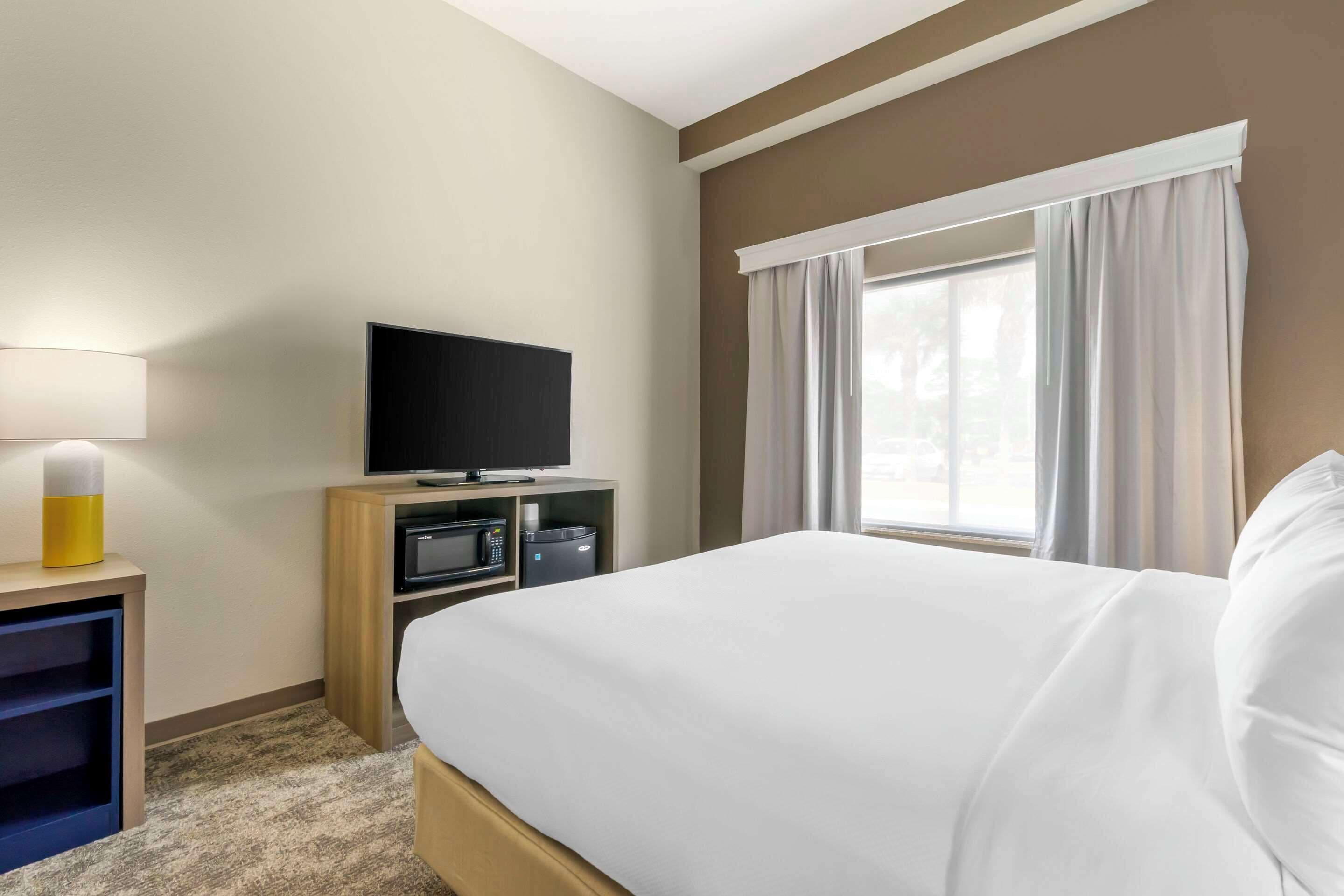 premium bedding, pillow-top beds, in-room safe, desk